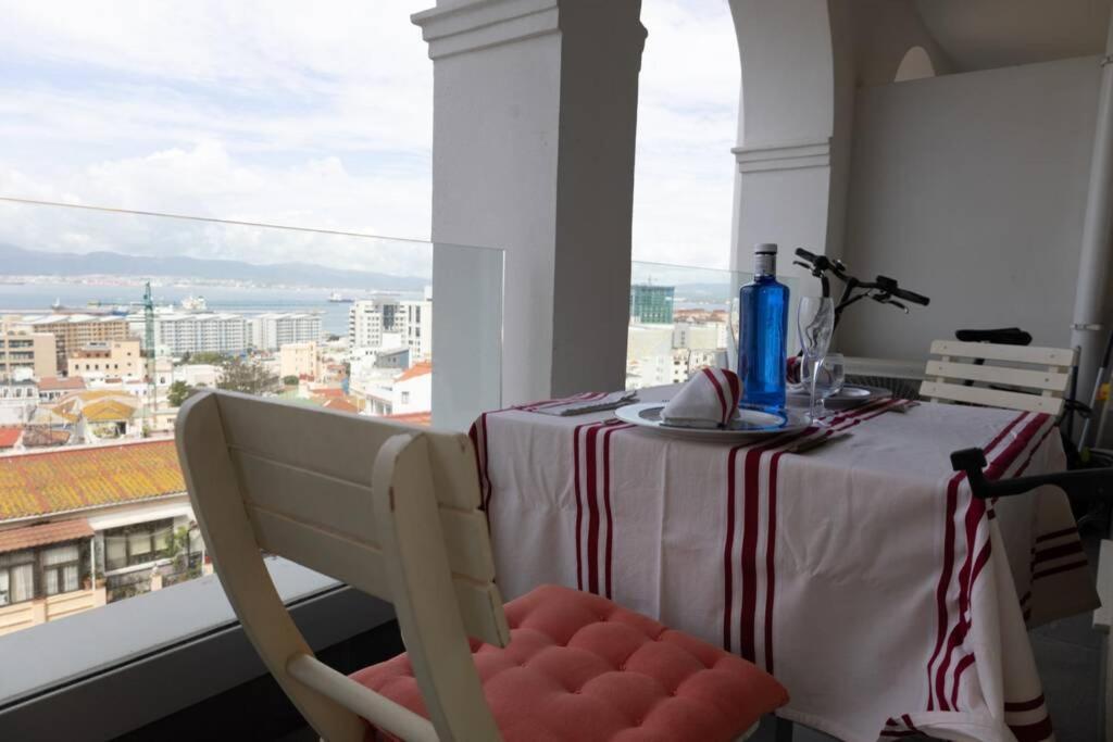 Charming Colonial Flat In Historic Building Apartment Гибралтар Екстериор снимка